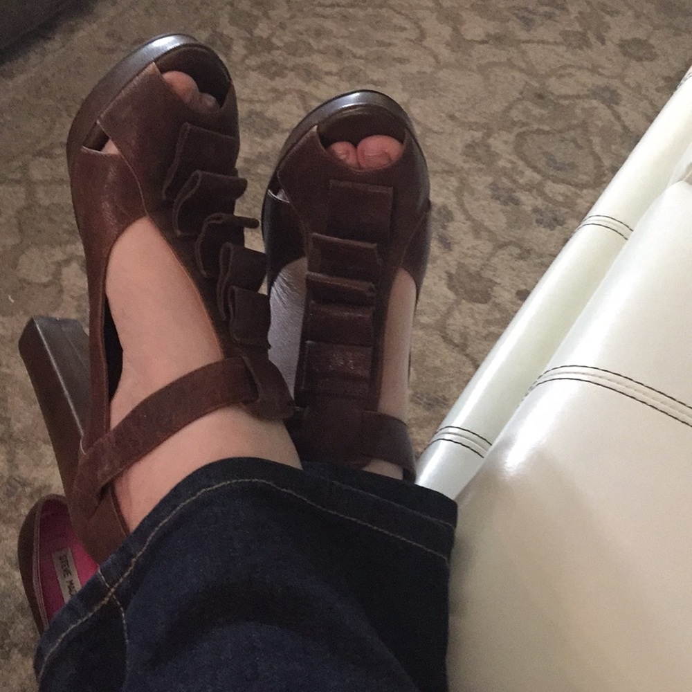 Peep toe heel